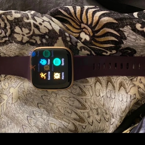 Fitbit versa 2 Alexa built in main image 4